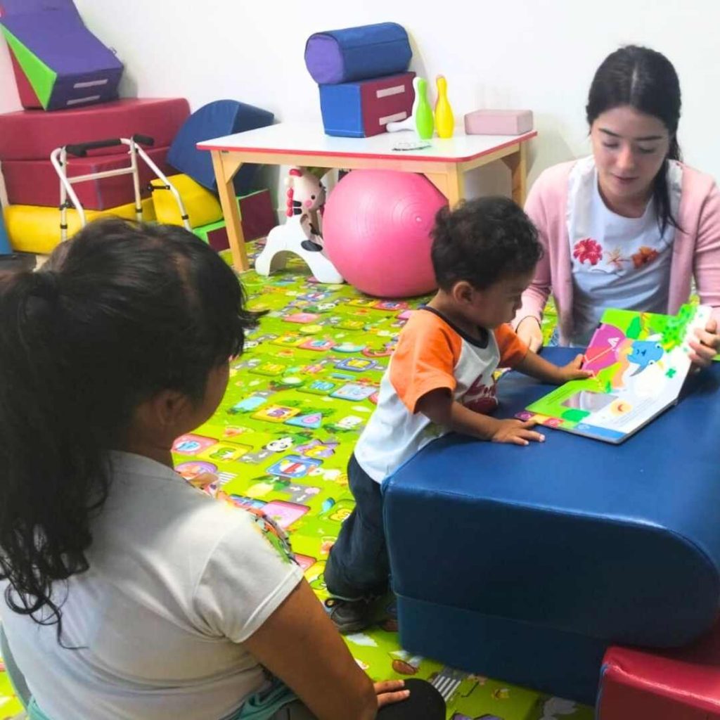 Educadoras lustrando la importancia de la construcción de paz en casa y la crianza respetuosa.